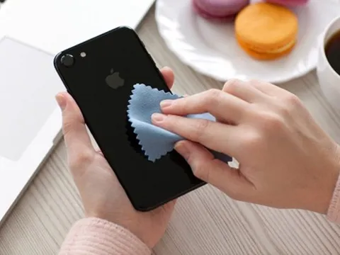 Vệ sinh điện thoại sạch sẽ quan trọng hơn đeo khẩu trang